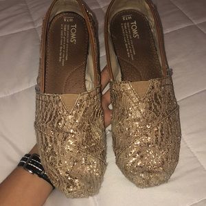 Gold glitter TOMS💛